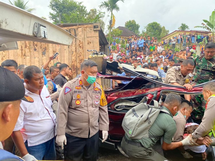 Kapolres Simalungun terlihat langsung memimpin evakuasi korban tabrakan beruntun di Bulu Pange Raya. ( Nawasenanews/ Ist)