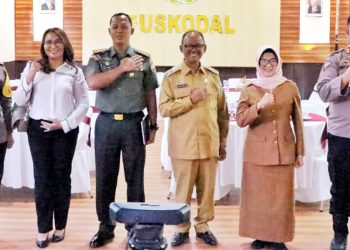 Ket Foto: Wali Kota Pematang Siantar foto bersama dengan Wabup Simalungun dan Forkopimda usai mengikuti acara Komunikasi Sosial yang dilakukan secara virtual bersama Asisten Teritorial Kasad.(Ist)