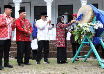 Keteranga Foto: dr Susanti membuka MTQN Tingkat Kecamatan Siantar Martoba dengan pemukulan beduk.(Ist)