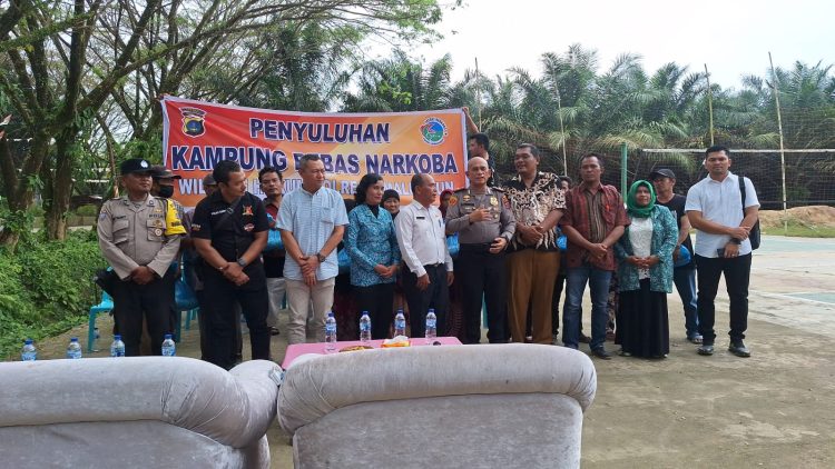 Satgas Narkoba mengadakan kegiatan sosialisasi dan penyuluhan serta pembagian bantuan sosial (Bansos) ke Posko Kampung Bebas Narkoba (bersinar) di Nagori Moho, Kecamatan Jawa Maraja Bahjambi. ( Nawasenanews/Ist)