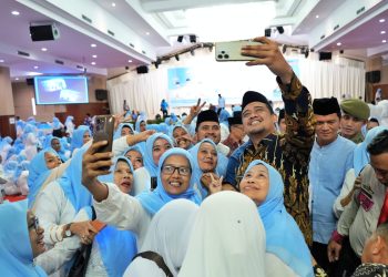 Keterangan Foto : Wali Kota Medan Bobby Nasution saat berfoto bersama ibu ibu peserta Pengajian Akbar.(Ist)