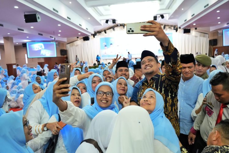 Keterangan Foto : Wali Kota Medan Bobby Nasution saat berfoto bersama ibu ibu peserta Pengajian Akbar.(Ist)