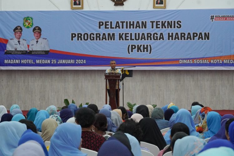 Keterangan Foto : Wali Kota Medan Bobby Nasution diwakili Asisten Pemerintahan dan Kesejahteraan Rakyat Setda Kota Medan HM Sofyan saat membuka pelatihan Teknis PKH.(Ist)