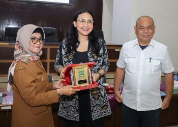 Keterangan Foto : Wali Kota Pematangsiantar dr Susanti saat memberikan cendramata kepada Ketua Bapemperda Meryl Rouly Saragih.(Ist)