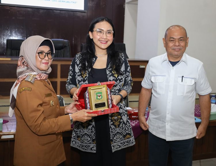 Keterangan Foto : Wali Kota Pematangsiantar dr Susanti saat memberikan cendramata kepada Ketua Bapemperda Meryl Rouly Saragih.(Ist)