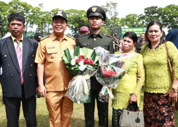 Keterangan Foto : Bupati Simalungun foto bersama dengan Anju Lingga asal Haranggaol Kecamatan Haranggaol Horisan, satu dari tiga putra terbaik Kabupaten Simalungun yang lulus dalam pendidikan Bintara Pertama.(Ist)