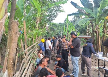 Keterangan Foto : Tim Satgas Gakkum Narkoba Polda Sumut saat meratakan gubuk-gubuk yang digunakan sebagai tempat penjualan dan memakai narkotika serta perjudian di Jalan PDAM.(Ist)