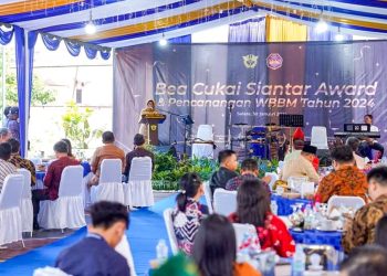 Keterangan Foto : dr Susanti saat menerima sertifikat penghargaan dari Dirjen Bea Cukai Kantor Wilayah DJBC Sumatera Utara Kantor Pengawasan Bea Cukai sebagai Terbaik Pratama Kategori Pengelola Anggaran Dana Bagi Hasil Cukai Hasil Tembakau di Kantor Pengawasan dan Pelayanan Bea Cukai ( KPPBC) Type Madya Pabean ( TMP) C Pematangsiantar.(Ist)