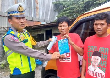 Petugas Lantas Polres Simalungun saat membagikan brosur yang memuat informasi penting tentang keselamatan dalam berlalu lintas.( Nawasenanews/ Ist)