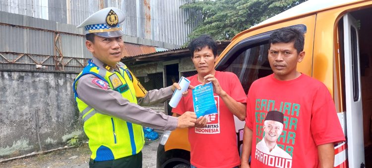 Petugas Lantas Polres Simalungun saat membagikan brosur yang memuat informasi penting tentang keselamatan dalam berlalu lintas.( Nawasenanews/ Ist)