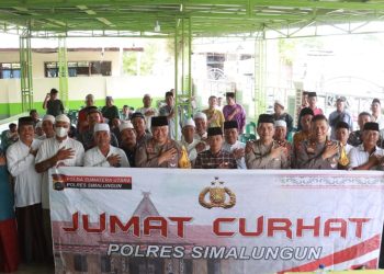 Kapolres Simalungun AKBP Choky Sentosa Meliala, SIK SH MH memimpin langsung kegiatan Jumat Curhat yang diadakan di Mesjid Jami Serbelawan, Kabupaten Simalungun,Jumat (2/1/2024).( Nawasenanews/ Ist)