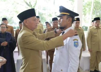 Keterangan Foto : Bupati Asahan H. Surya, BSc didampingi Wakil Bupati Asahan, Sekretaris Daerah Kabupaten Asahan saat melantik Jabatan Administrator sebanyak 20 Orang dan Jabatan Pengawas sebanyak 27 Orang.(Ist)