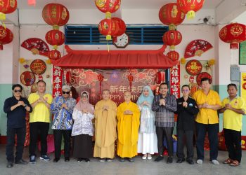 Keterangan Foto : dr Susanti berfoto bersama dengan Ketua Dekranasda Kota Pematangsiantar H Kusma Erizal Ginting SH, para Bhiksu Vihara Avalokitesvara, Ketua Walubi Pematangsiantar Susanto, perwakilan Perguruan Buddhist Manjusri, dan perwakilan Yayasan Perguruan Sultan Agung.(Ist)