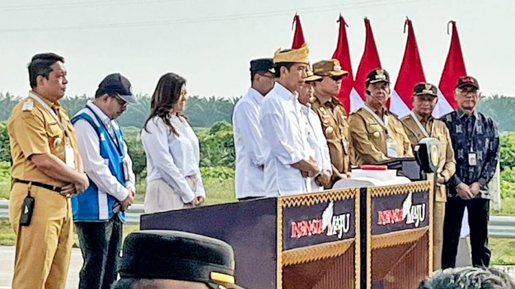 Presiden Joko Widodo saat meresmikan ruas Jalan Tol Tebing Tinggi - Lima Puluh- Indra Pura- Parapat yang dihadiri Bupati Simalungun.(Nawasenanews/ Ist)