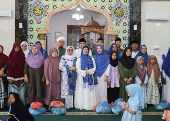 Wali Kota Pematangsiantar foto bersama masyarakat saat menghadiri Isra Mi'raj di Masjid Al-Ikhlas,kemarin.( Nawasenanews/ Ist).