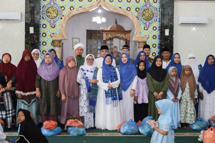 Wali Kota Pematangsiantar foto bersama masyarakat saat menghadiri Isra Mi'raj di Masjid Al-Ikhlas,kemarin.( Nawasenanews/ Ist).