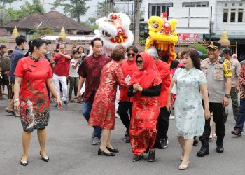 Dr Susanti saat mengunjungi Vihara bersama Kapolres pada momentum Hari Raya Imlek tahun 2024.( Nawasenanews/ Ist)