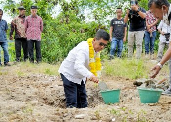 Keterangan Foto : Bupati Simalungun saat meletakkan batu pertama pertanda dimulainya pembangunan RSUD Parapat.( Ist)