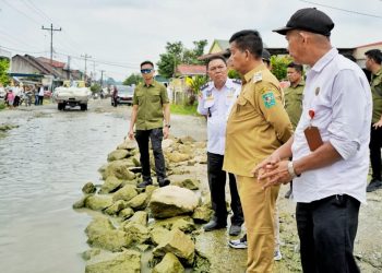 Keterangan Foto: Bupati Simalungun dan PPK 1.5 Kementerian PUPR saat meninjau jalan rusak di Kecamatan Hurabayu Raja.(Ist)