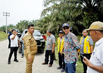 Keterangan Foto : Bupati Simalungun saat meninjau kondisi jalan penghubung di Dusun Pengkolan Kecamatan Bosar Maligas.(Ist)