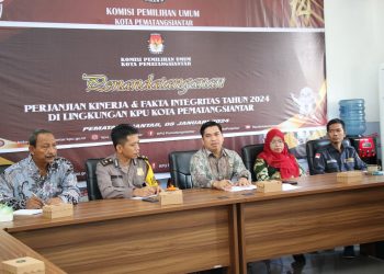 Ketua KPU Kota Pematangsiantar Muhammad Isman Hutabarat saat memaparkan jadwal pendistribusian surat suara pada Rakor persiapan Pemilu 2024 di Kantor KPU, kemarin.( Nawasenanews/ Ist)