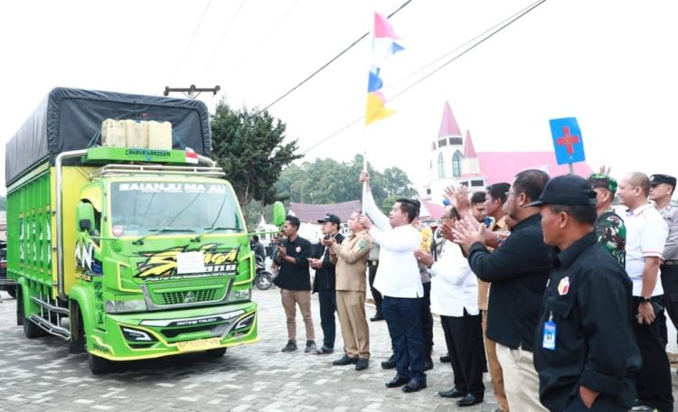 Bupati Simalungun didampingi Wakil Bupati memberangkatkan logistik Pemilu dari kantor Camat Purba menuju TPS yang berada di nagori (desa).( Nawasenanews/ Ist)