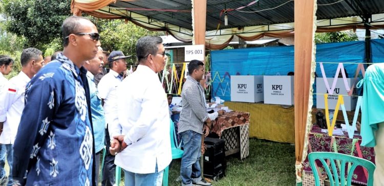 Pj.Gubernur didampingi Kapoldasu dan Bupati Simalungun saat monitoring proses Pemilu di TPS 001 Nagori Dolok Marlawan Kecamatan Siantar. ( Nawasenanews/ Ist)