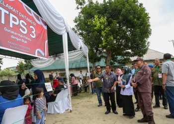 dr Susanti dan Forkopimda saat memonitoring di TPS 03 Jalan Purba Kelurahan Timbang Galung Kecamatan Siantar Barat.( Nawasenanews/ Ist)