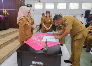 Kadis Kominfo menandatangani Perjanjian Kinerja Kepala OPD Tahun 2024 disaksikan dr Susanti .(Nawasenanews/ Ist)