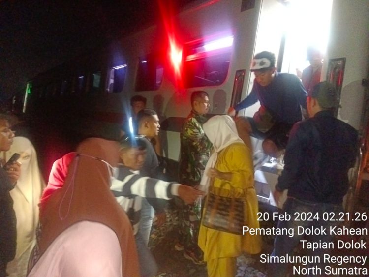 Petugas polisi dan TNI bekerjasama mengevakuasi para penumpang dari Kereta Api Jurusan Medan - Siantar yang anjlok di Dolok Kataran Serbelawan Simalungun. ( Nawasenanews/ Ist)
