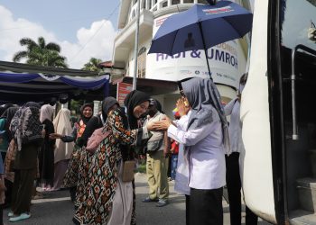 Wali Kota Pematangsiantar saat memberangkatkan 39 jamaah umroh ke Makkah di Rajamin Purba.(Nawasenanews/ Ist)