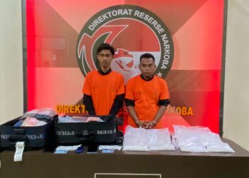 Keterangan Foto : Tim Subdit I Direktorat (Dit) Narkoba Polda Sumut mengamankan dua pelaku penyelundupan sabu melalui Bandara Kualanamu.(Ist)