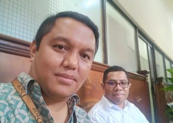 Keterangan Foto : dr. Nuseni Yabez Kafiar dan kuasa hukumnya RYS.