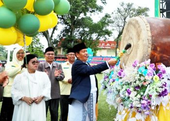 Keterangan Foto: Bupati Simalungun saat memukul beduk sebagai tanda dibukanya MTQ ke-50 yang dipusatkan di Lapangan Bola kaki PTPN - IV Kebun Bah Jambi Kecamatan Jawa Maraja Bah Jambi.(Ist)