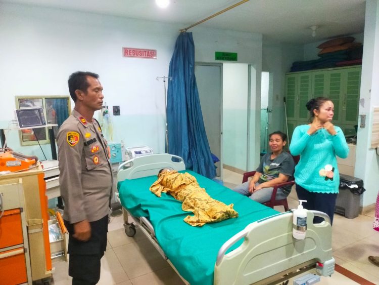 Korban tenggelam di Sungai Bah Bolon seorang bocah, Lian (5) yang meninggal dunia diratapi ibunya dan keluarga di RS Vita Insani. (Nawasenanews / Ist)