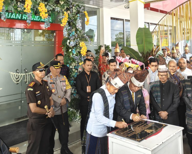 Kapolres Simalungun saat menghadiri Peresmian gedung baru RS Rondahaim Pamatang Raya.( Nawasenanews/ Ist)
