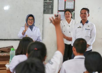 Keterangan Foto: Wali Kota Pematangsiantar dan Plt.kadisdik saat mengunjungi sekolah SMP N 10 dan SMP N 6 .(Ist)