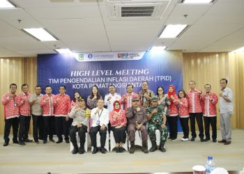 Wali Kota Pematangsiantar foto bersama Tim Pengendalian Inflasi Daerah ( TPID) di Kantor Perwakilan BI ( Nawasenanews/ Ist)