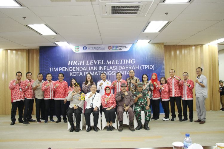 Wali Kota Pematangsiantar foto bersama Tim Pengendalian Inflasi Daerah ( TPID) di Kantor Perwakilan BI ( Nawasenanews/ Ist)