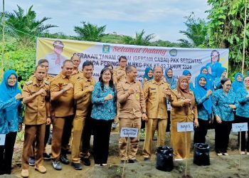 Staf Ahli Bupati Bidang Perekonomian dan Pembangunan Debora Hutasoit sekaligus Mewakili Ketua TP PKK Kabupaten Simalungun bersama Kadis Pertanian Sakban Saragih yang mewakili Bupati Simalungun saat acara gerakan tanam cabai bersama.(Nawasenanews/ Ist)