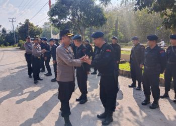 Wakapolres Simalungun Kompol.Hendrik Situmorang MM menyalami para personil Brimob sebagai tanda terima kasih pada apel pelepasan Personil Brimob, yang telah sukses mengamankan jalannya Pemilu 2024 di Kabupaten Simalungun. (Nawasenanews/ Ist)