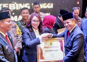 Ketua Pengadilan Negeri Simalungun didampingi Bupati Simalungun bersama Forkopimda saat menerima penghargaan sebagai juara 4 Pemenang Potret Inovasi Pelayanan Publik Tingkat Pengadilan se- Sumut.(Nawasenanews/ ist)