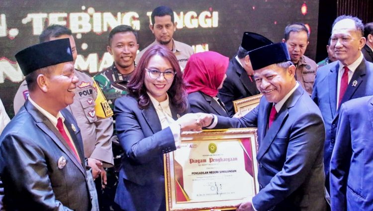 Ketua Pengadilan Negeri Simalungun didampingi Bupati Simalungun bersama Forkopimda saat menerima penghargaan sebagai juara 4 Pemenang Potret Inovasi Pelayanan Publik Tingkat Pengadilan se- Sumut.(Nawasenanews/ ist)