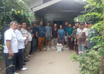 Keterangan Foto : Warga Nagori Moho, bersama sejumlah insan Pers didampingi Pangulu Nagori Suprayogi saat memberikan tali Asih berupa sembako kepada warga miskin korban keprihatinan atas tindakan Manajer Kebun Bah Jambi.