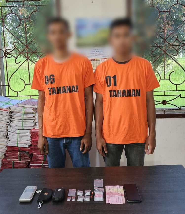 Tersangka pengedar Narkotika jenis Sabu- sabu BI dan JS yang ditangkap Sat Narkoba Polres Simalungun. (Nawasenanews/ Ist)