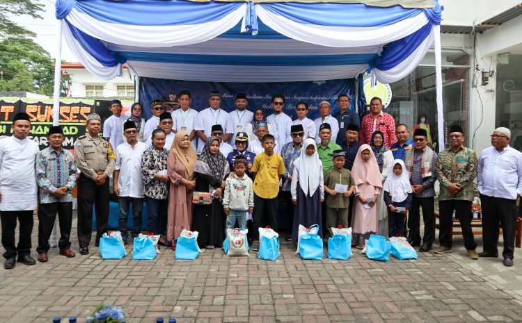 Wali Kota Pematangsiantar dan Ketua Dekranasda foto bersama para panitia serta anak yatim yang diberikan tali asih pada acara Isra Mi'raj ( Nawasenanews/ Ist)