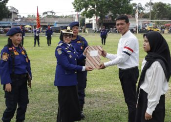 Wali Kota Pematangsiantar saat menyerahkan SK 114 relawan pemadam kebakaran sekaligus dikukuhkannya para relawan Damkarmat tersebut .(Nawasenanews/Ist)