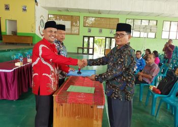 Keterangan Foto : Drs.R.Zuhri Bintang MAP saat acara pergantian kepala sekolah kepada Rudi F Simanjuntak SPd, sebagai Pelaksana Tugas(Plt) Kepala SMKN 2 Pematangsiantar