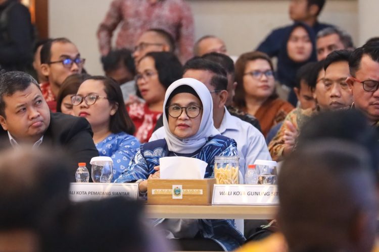 Wali Kota Pematangsiantar dr Susanti ( ke-4 dari kiri) menghadiri HLM bersama TPID Provinsi Sumut di Medan.( Nawasenanews/ Ist)