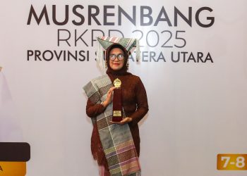 Wali Kota Pematang Siantar menerima penghargaan terbaik 1 Pembangunan Daerah Provinsi Sumut 2024. ( Nawasenanews/Ist)